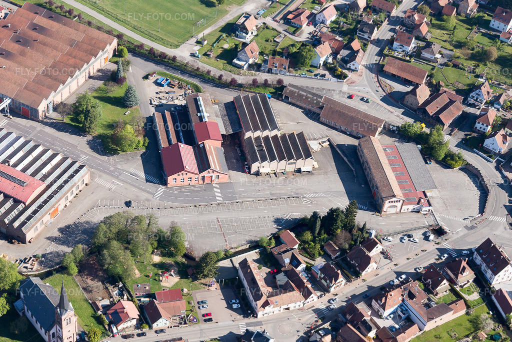 Aerial view: View of the town in Zinswiller in the state Bas-Rhin, France.Photo: IMG_099475.jpg taken on 04/30/2017 by Werner Riehm/FLY-FOTO.comResolution of the original: 5472 x 3648 px