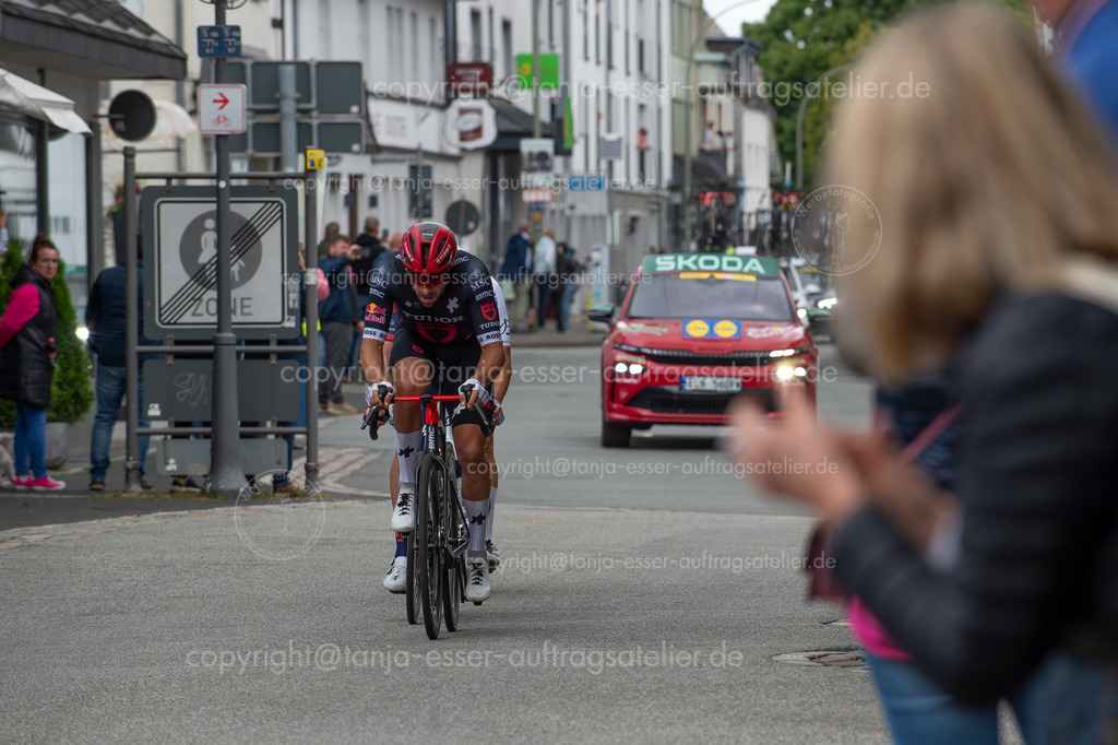 Lidl Deutschland Tour Marco Haller an der Spitze in Brilon | Brilon, Nordrhein-Westfalen, Deutschland – 23. August 2025: Die Lidl Deutschlandtour, ein professionelles Radrennen, fährt durch die Innenstadt. Vorne Marco Haller aus Österreich. 