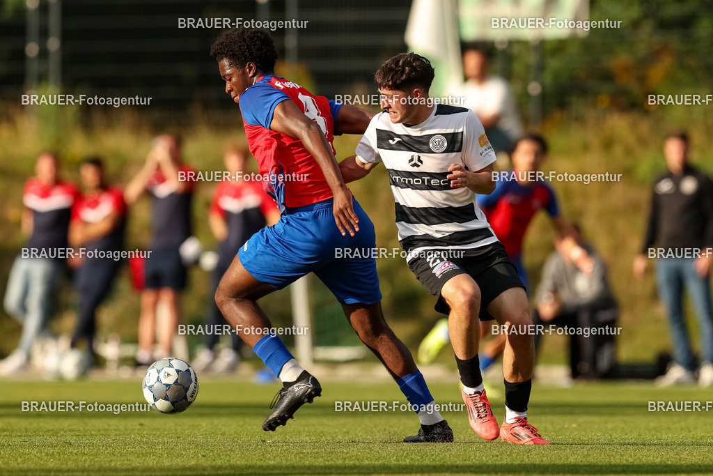 1_KFCWAT_20250723_0372.JPG -  - KFC Uerdingen - SG Wattenscheid 09 - Testspiel | Krefeld, Deutschland, 23.07.25: Dave Fotso Youmssi (KFC Uerdingen) und Emirhan Hacioglu (SG Wattenscheid 09) im Kampf um den Ball waehrend des Testspiel Spiels zwischen KFC Uerdingen - SG Wattenscheid 09 in der Covestro Sportpark am 23. July 2025 in Krefeld, Deutschland. (Foto von Stefan Brauer/Brauer-Fotoagentur)