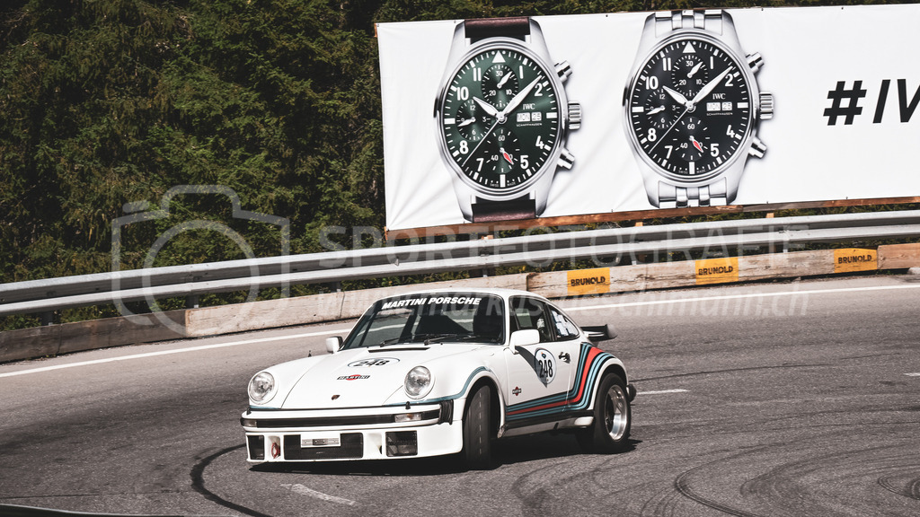 19. Arosa ClassicCar 2023 - 1. September 2023 | 19. Arosa ClassicCar 2023
Arosa, Schweiz
Seglias Patric aus Domat-Ems mit der Startnummer 248 in einem Porsche 930 Martini-Turbo, Jahrgang 1977, in der Klasse Classic Trophy.
@arosaclassiccar, @arosa.official, #arosaclassiccar, #arosa, #76curves, #classiccar
Bild: Sportfotografie Markus Aeschimann | www.markus-aeschimann.ch - Realisiert mit Pictrs.com