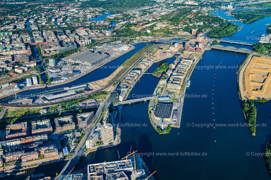 Hamburg_Hafencity_Baakenhafen_ELS_2395210823 | HAMBURG 21.08.2023 Baustellen für Wohn- und Geschäftshäuser im Baakenhafen entlang der der Baakenallee in der HafenCity in Hamburg, Deutschland. Weiterführende Informationen bei: AUG. PRIEN Bauunternehmung (GmbH & Co. KG),  BVE Bauverein der Elbgemeinden eG,  Baugenossenschaft Hamburger Wohnen eG,  HafenCity Hamburg GmbH,  Johann Daniel Lawaetz-Stiftung,  Richard Ditting GmbH & Co. KG,  bof architekten,  florian krieger - architektur und städtebau gmbh. // Construction sites for residential and commercial buildings in the Baakenhafen along the Baakenallee in HafenCity in Hamburg, Germany. Further information at: AUG. PRIEN Bauunternehmung (GmbH & Co. KG),  BVE Bauverein der Elbgemeinden eG,  Baugenossenschaft Hamburger Wohnen eG,  HafenCity Hamburg GmbH,  Johann Daniel Lawaetz-Stiftung,  Richard Ditting GmbH & Co. KG,  bof architekten,  florian krieger - architektur und staedtebau gmbh. Foto: Martin Elsen