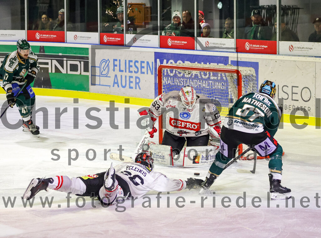 2025-12-14_118_TSV_Erding_gegen_ECDC_Memmingen_Indians | Erding, Deutschland, 14.12.2025:Eishockey, Oberliga Süd 2025 / 2026, 26. Spieltag, TSV Erding gegen ECDC Memmingen Indians, Endergebnis: 1:2Torwart Bastian Flott-Kucis (ECDC Memmingen Indians, #53), Thomas Matheson (Erding Gladiators, #37)Foto: Christian Riedel / fotografie-riedel.net