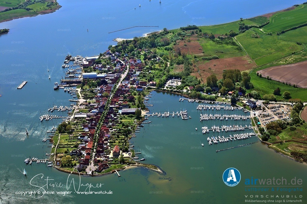 Luftbild Arnis, WSG Grödersby, Otto-Eberhardt-Schiffswerft | Luftbild Ostseefjord Schlei, Arnis, WSG Grödersby : Die Wassersportgemeinschaft Arnis/Grödersby e.V. (WSG) ist ein eingetragener Verein, der sich dem Wassersport widmet und in der Region Arnis/Grödersby aktiv ist. Angeboten werden Aktivitäten rund um Segeln und gemeinsame Wassersportveranstaltungen, wobei der Fokus auf Gemeinschaft und sportlicher Betätigung auf dem Wasser liegt.
