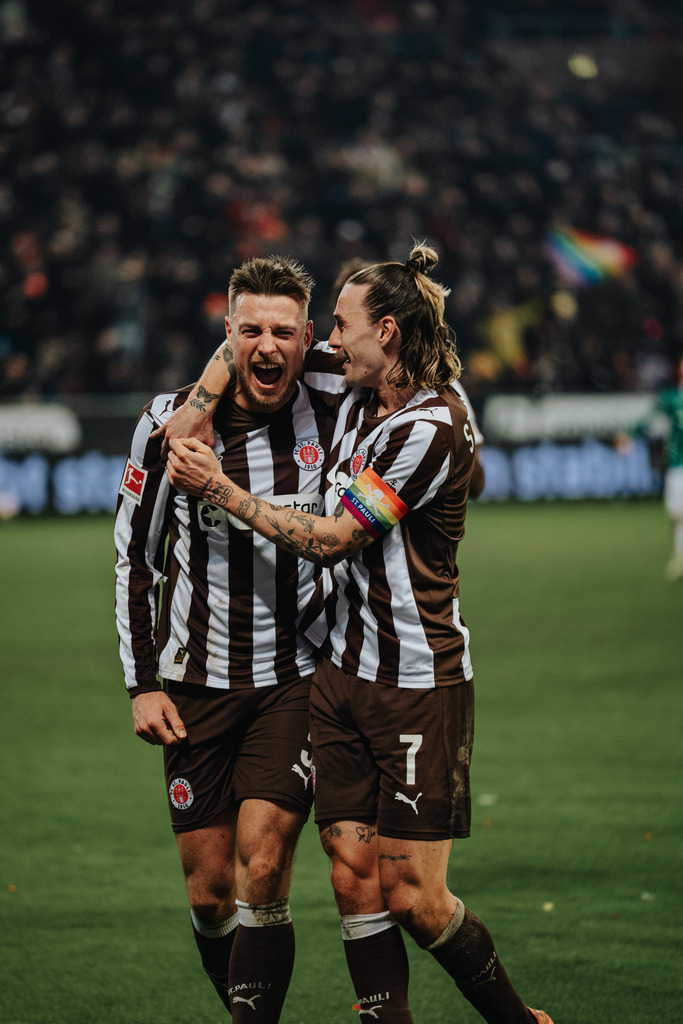 FCS07859 | Der offizielle Shop für FC St. Pauli Fotos. Wähle aus Spielszenen & Fanmomenten dein FCSP Wunschformat. Wir liefern Millerntor-Atmosphäre.