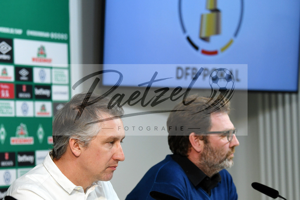 20200303_PKWBRE_0014 | Fussball, Herren: Geschaeftsfuehrer Fussball Frank Baumann (SV Werder Bremen) schaut waehrend der Pressekonferenz des SV Werder Bremen im Presseraum des wohninvest Weserstadion am 03.03.2020 in Bremen, Deutschland. - Realisiert mit Pictrs.com