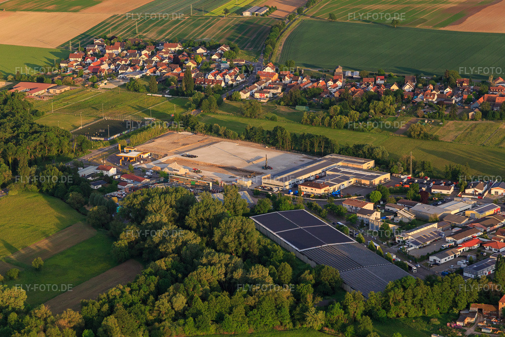 Luftbild: Baustelle mit Fundament des neuen Logistikpark der HANSAINVEST und DFI-Real-Estate Kandel nach Abriss des OBI-Markts im Ortsteil Minderslachen in Kandel im Bundesland Rheinland-Pfalz in Deutschland. – Foto: IMG_146793.jpg vom 20.05.2025 durch Werner Riehm/FLY-FOTO.de – Auflösung des Originals: 5472 x 3648 px – Entdecke HANSAINVEST | Kapital-verwaltungs-gesellschaft: Hansainvest – DFI Real Estate - Driving Future Innovation