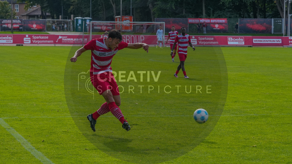 Fußball, Herren, Saison 2025/2026, Regionalliga Nordost, 9. Spieltag, Greifswalder FC vs. FSV 63 Luckenwalde, Sonntag 21.09.2025, Volksstadion Greifswald, | Fußball, Herren, Saison 2025/2026, Regionalliga Nordost, 9. Spieltag, Greifswalder FC vs. FSV 63 Luckenwalde, Sonntag 21.09.2025, Volksstadion Greifswald, Im Bild: Jannis Farr (Greifswald) - Realisiert mit Pictrs.com