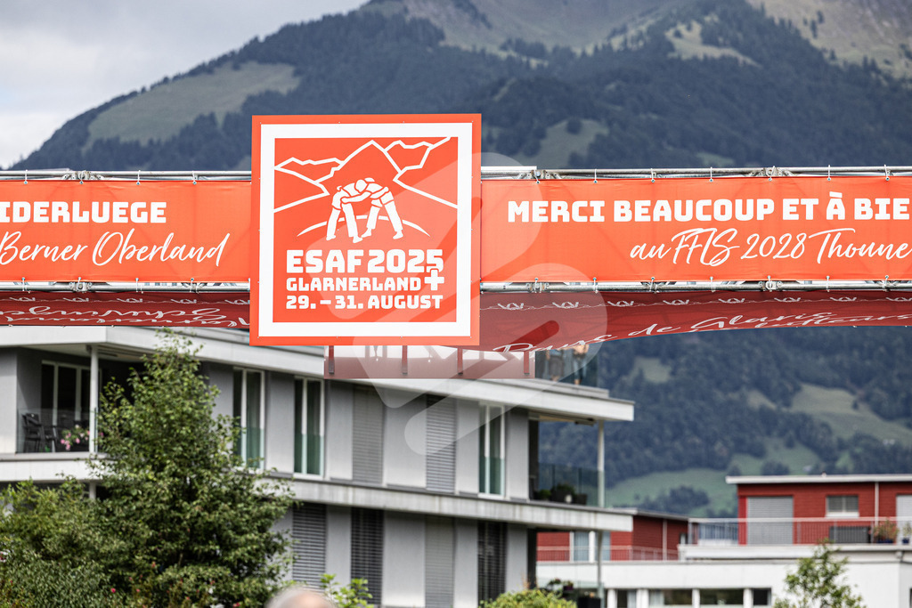 ESAF2025_Freitag_4019 | Die Schwinger des Schwyzer Kantonalen Schwingerverbandes: Fotos, die Dynamik und Leidenschaft festhalten, sowie emotionale Momente aus dem traditionellen Schwingsport zeigen. - Realisiert mit Pictrs.com