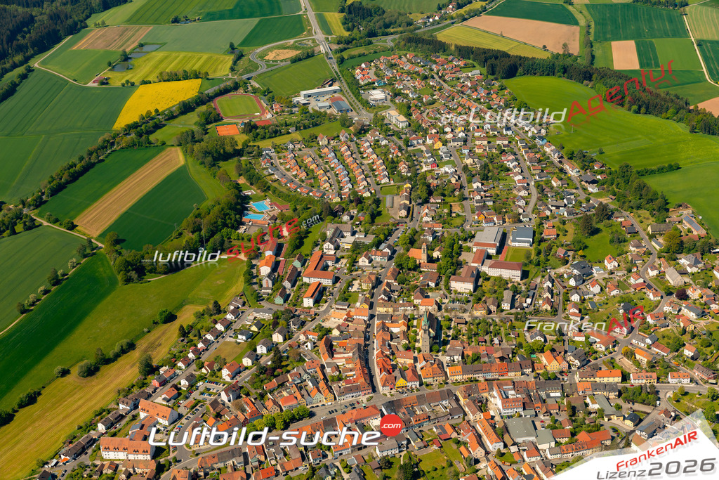 Das Luftbild zeigt :  Erbendorf - Die Luftaufnahme wurde 2024 vom UL-Flugzeug aus erstellt ( keine Drohne ) - Hochauflösende Luftaufnahme - Für grossformatige Ausdrucke geeignet. Die Geschenkidee !Mit Lizenz und Bildrechte bestellbar
