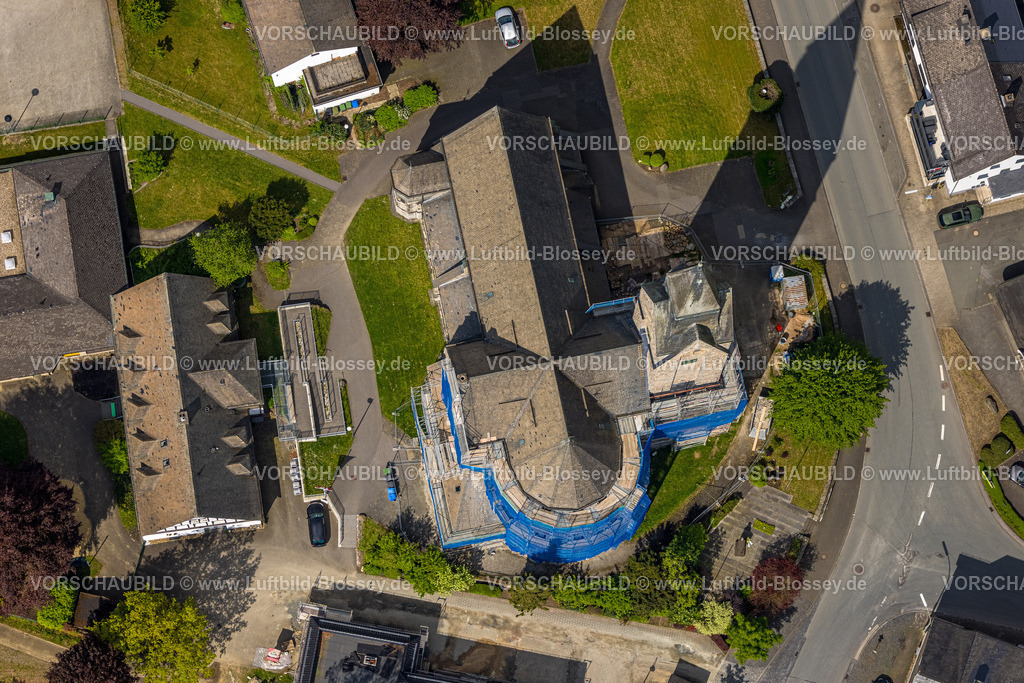Bestwig240503029 | Luftbild, kat. Kirche St. Anna, Teilverhüllung und Baugerüst wegen Sanierungsarbeiten, Nuttlar, Bestwig, Sauerland, Nordrhein-Westfalen, Deutschland