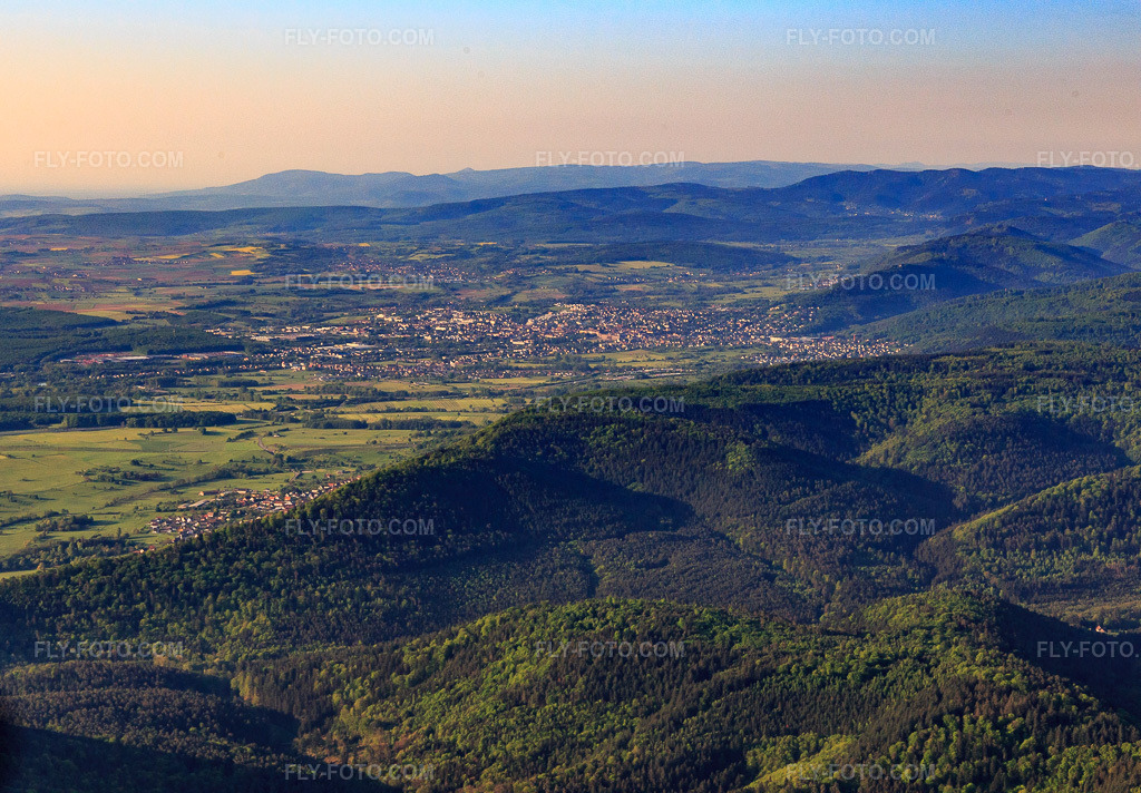 Aerial view: City view from the northwest in Saverne in the state Bas-Rhin, France. – Photo: IMG_145940.jpg taken on 05/01/2025 by Werner Riehm/FLY-FOTO.com – Resolution of the original: 5245 x 3648 px