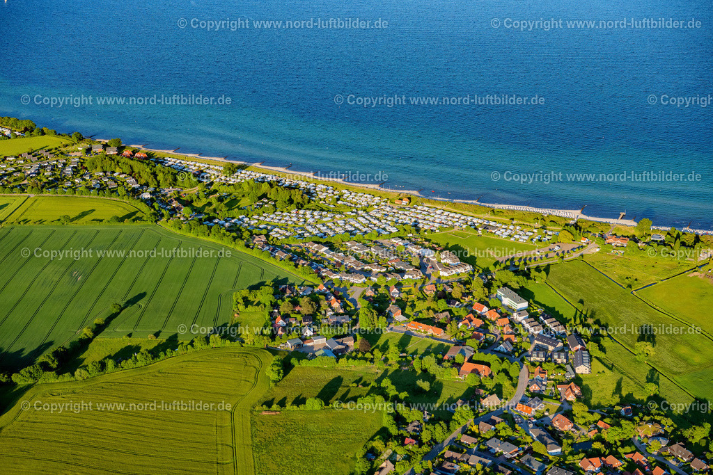 Pelzerhaken_Rettin_Campingplatz_ELS_8498030622 | NEUSTADT IN HOLSTEIN 03.06.2022 Campingplatz mit Wohnwagen und Zelten am Seeufer Rettin in Neustadt in Holstein im Bundesland Schleswig-Holstein, Deutschland. // Campsite with caravans and tents on the lake shore Rettinin Neustadt in Holstein in the state Schleswig-Holstein, Germany. Foto: Martin Elsen