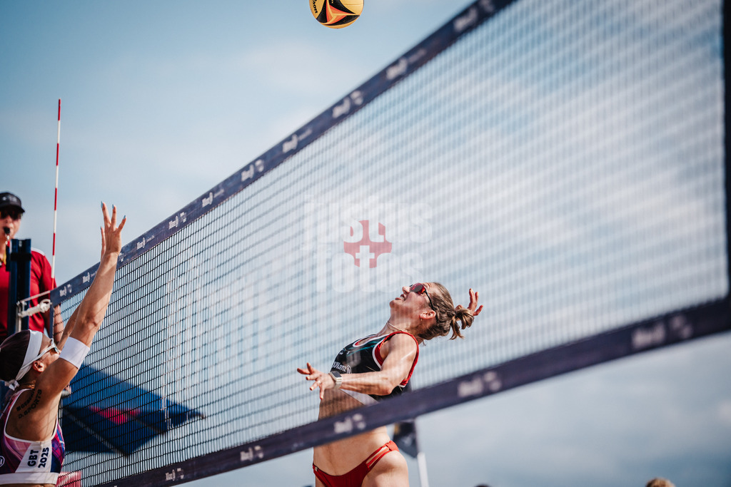 Beachvolleyball | Frauen | Deutsche Meisterschaften 2025 Timmendorfer Strand | 04.09.2025 | Larissa Claassen beim Angriff