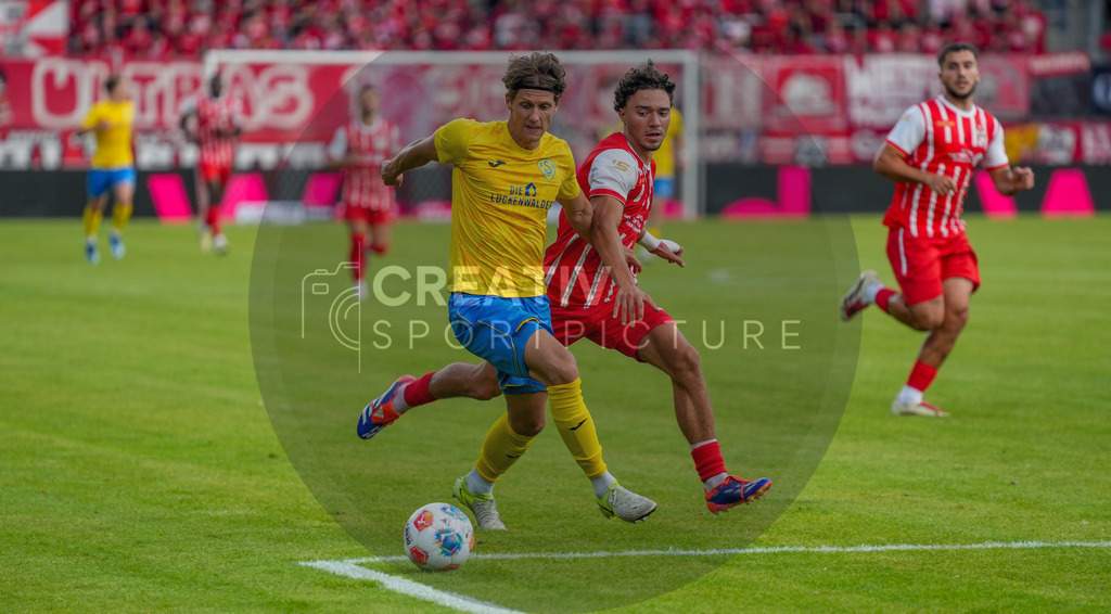 Fußball, Herren, Saison 2025/2026, Regionalliga Nordost, 1. Spieltag, FC Rot-Weiß Erfurt vs. FSV 63 Luckenwalde, Freitag 25.07.2025, Steigerwaldstadion Erfurt, | Fußball, Herren, Saison 2025/2026, Regionalliga Nordost, 1. Spieltag, FC Rot-Weiß Erfurt vs. FSV 63 Luckenwalde, Freitag 25.07.2025, Steigerwaldstadion Erfurt, Im Bild: Phillip König (l. Luckenwalde) und Pablo Santana Soares (r. Erfurt) - Realisiert mit Pictrs.com
