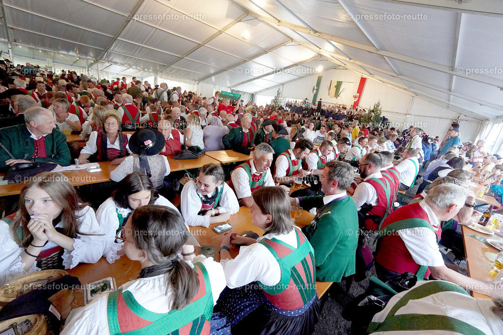 h-news-2023-Juli23-Regimentsschuetzenfest-UMZUG_DORF-ww-DSC02345 | Info aus dem Bezirk Reutte/Ausserfern Tirol sowie eine umfangreiche Bilddatenbank über die gesamte Region: Lechtal, Talkessel Reutte, Tannheimertal, Zwischentoren. Lech, Plansee, Zugspitze, Grenztunnel, B179, Fernpassstraße, Verkehr, Lawinen, Tradition, - Realisiert mit Pictrs.com