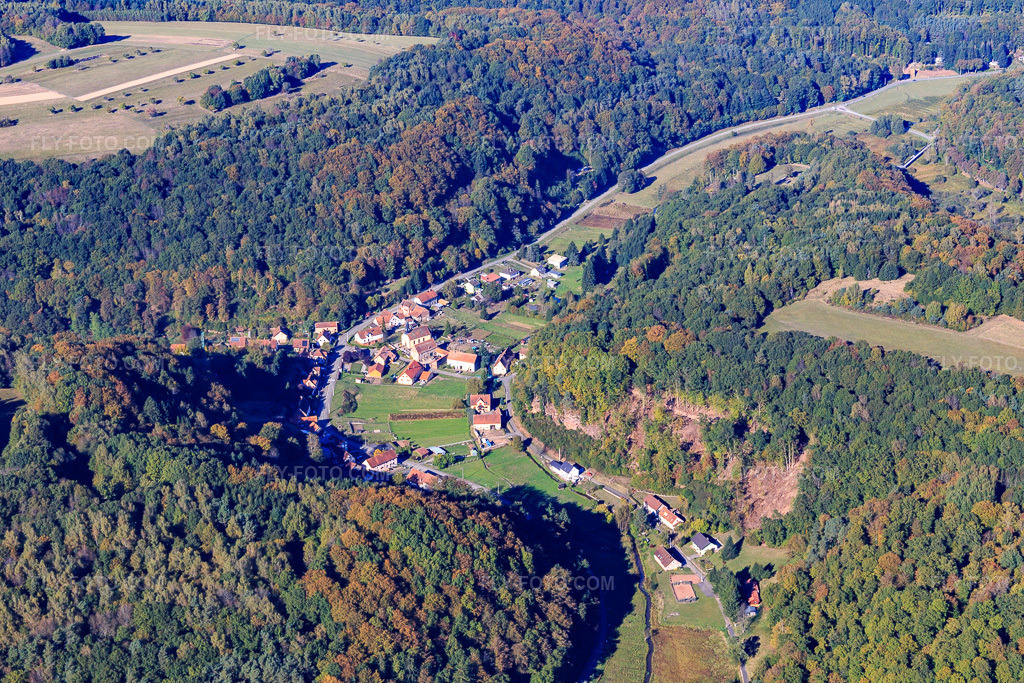 Aerial view: View of the town from the south in Bousseviller in the state Moselle, France. – Photo: IMG_095190.jpg taken on 10/16/2016 by Werner Riehm/FLY-FOTO.com – Resolution of the original: 5472 x 3648 px