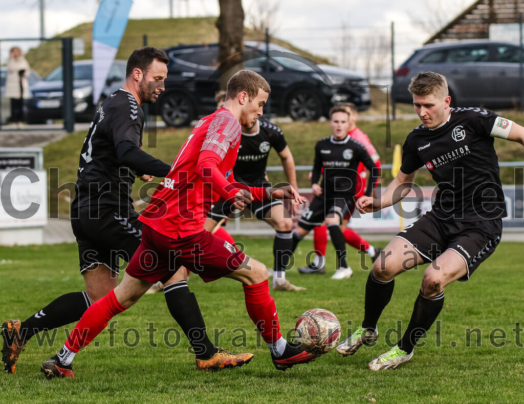 2024-02-24_042_FC_Schwaig_gegen_TSV_1880_Wasserburg | Oberding, Deutschland, 24.02.2024:
Fußball, 2. Runde Qualifikation TOTO-Pokal 2023 / 2024, 1. Spieltag, FC Schwaig gegen TSV 1880 Wasserburg, Endergebnis: 2:3

Nils Ehret (FC Schwaig, #25), Daniel Yordanov (TSV 1880 Wasserburg, #17), Tobias Jell (FC Schwaig, #2)

Foto: Christian Riedel / fotografie-riedel.net