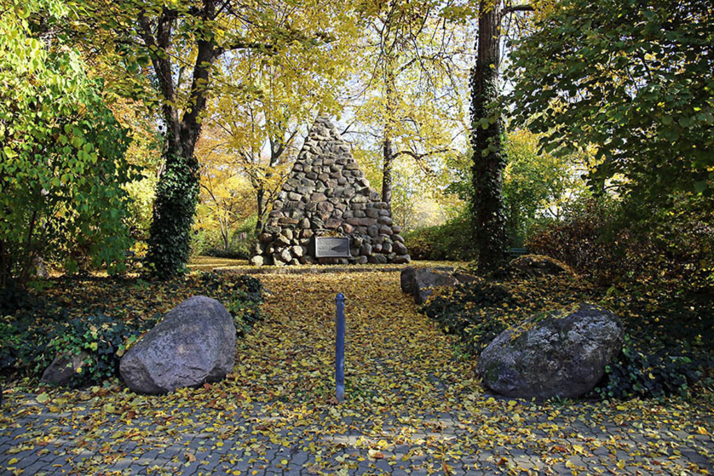 Gletschersteinpyramide - Gustav Schwabe Platz | Entdecke über 20 Kategorien Leipzig-Motive: Foto-Downloads, hochwertige Poster, Leinwand- & Fine-Art-Prints. Jetzt Lieblingsfoto im Bildlexikon Leipzig Shop bestellen!