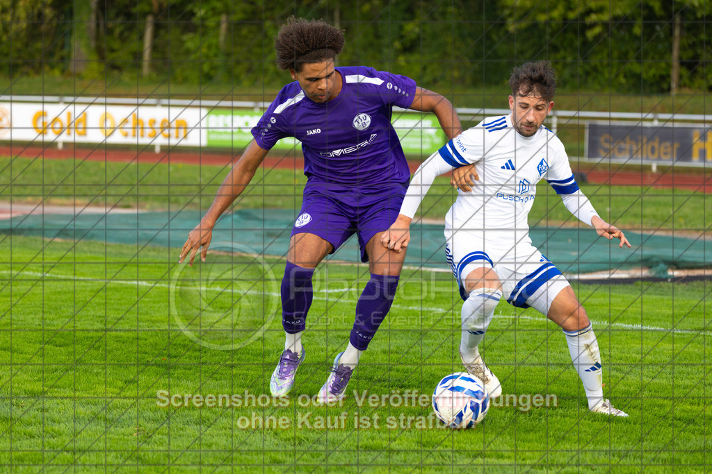 20261010_154939_0213_(c)_by_PhotoPeet | Kevin Gromer (1.FC Eislingen #22)1.FC Eislingen (weiß) vs. TSV Bernhausen (lila), Fussball, Landesliga 2 - wfv, 11. Spieltag, Saison 2026/2027, Rasenplatz, Eichbachstation, Haldenstraße, 73054 Eislingen, 10.10.2026 - 15:30 Uhr,Foto: PhotoPeet / Sport- &amp; Eventfotografie / Peter Harich