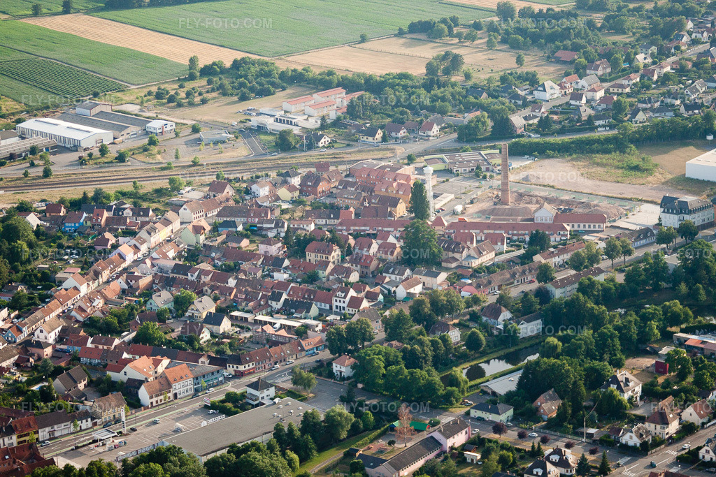 Aerial view: View of the town in Oberhoffen-sur-Moder in the state Bas-Rhin, France. – Photo: IMG_30443.jpg taken on 07/09/2010 by Werner Riehm/FLY-FOTO.com – Resolution of the original: 4752 x 3168 px