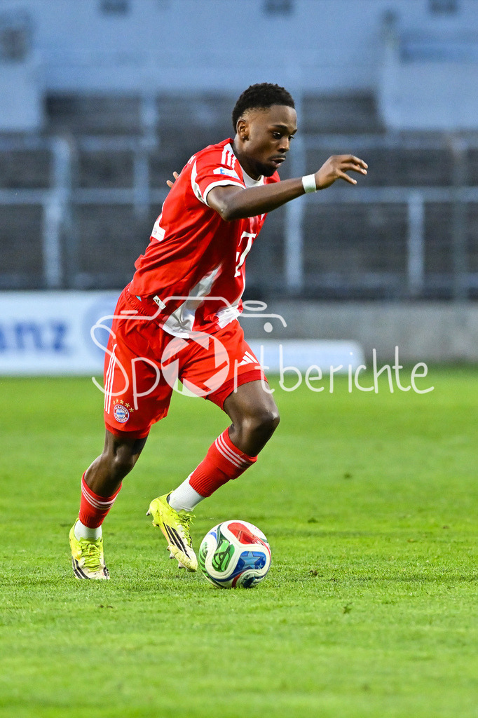 FC Bayern Amateure - SpVgg Ansbach | MUNICH, GERMANY - 17. APRIL: am Ball Michael SCOTT (FC Bayern München II 11) / Einzelfoto / Freisteller während dem Match zwischen den Amateuren des FC Bayern München und der SpVgg Ansbach am 29. Spieltag der Regionalliga Bayern im Grünwalder Stadion