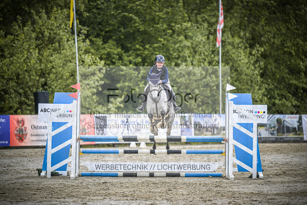 DOS_7709 | Entdecke hochwertige Reitturnierfotos von Foto Oger. Professionell, emotional und authentisch – jetzt Lieblingsmomente im Shop bestellen.Deutschlandweite Turnierfotografie. - Realisiert mit Pictrs.com