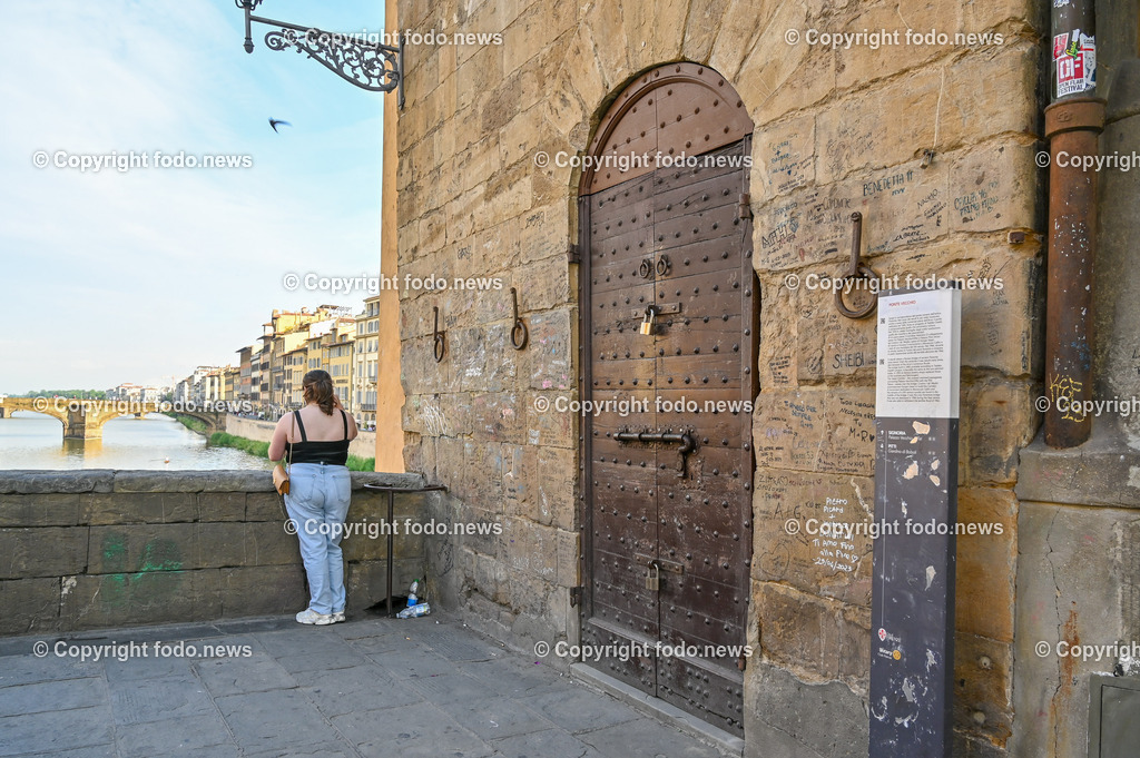 Italien_ Toscana_ Florenz_ 30.05.2024-213 | 30.05.2024, Italien, ITA, Toskana, Florenz im Bild Stadtansichten, Gebäude, Architektur, Touristen, Historisch, Souvenir, Altstadt, Museum, Statuen, Skulpturen, Piazza della Signoria, Statue David, Palazzo Vecchio, Neptunbrunnen, Piazza della Repubblica, Ponte Vecchio, Brücke, Uffizien, Kathedrale Santa Maria del Fiore, Arno, Fluß


Florenz, Firenze, ist eine italienische Großstadt. Nach Einwohnern ist sie die achtgrößte Stadt Italiens. Florenz ist die Hauptstadt sowie größte Stadt der Region Toskana und der Metropolitanstadt Florenz, in der etwa eine Million Menschen leben. Florenz ist für seine Geschichte berühmt. Leonardo da Vinci verbrachte große Teile seiner Jugend in Florenz, Michelangelo fand Unterschlupf in der Kirche der Medici, Galileo Galilei wohnte als Hofmathematiker in den Palästen der Medici. Von 1865 bis 1871 war die Stadt die Hauptstadt des neu gegründeten Königreichs Italien. Das historische Zentrum von Florenz zieht Jahr für Jahr Millionen von Touristen an. Die historische Innenstadt wurde von der UNESCO im Jahre 1982 zum Weltkulturerbe erklärt. 
Quelle: Wikipedia
