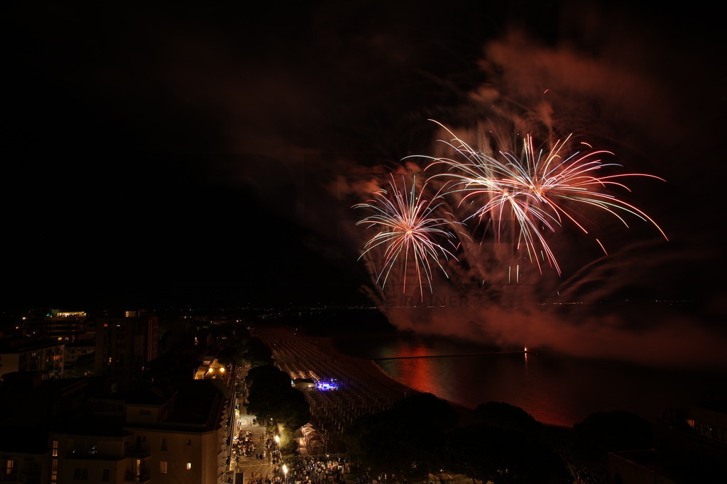 Ferragosto Fireworks in Grado, Italy | GRADO, ITALY, 15.AUG.26 - FIREWORKS - Ferragosto fireworks over the Adriatic Sea in Grado, Italy. Colorful fireworks light up the night sky above the beach, coastline and waterfront during the traditional summer celebration. - Realisiert mit Pictrs.com