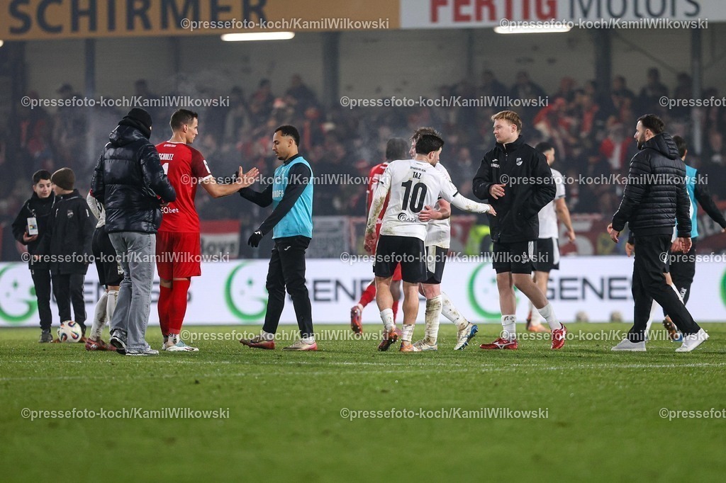 xKWIx13122501059 | 13.12.2025, xKWIx, Fußball, 3. Liga, SC Verl - Rot-Weiss Essen, SPORTCLUB Arena: Spieler beider Teams klatschen ein nach Abpfiff Photo: xKamilxWilkowskixPressefotoKochx
