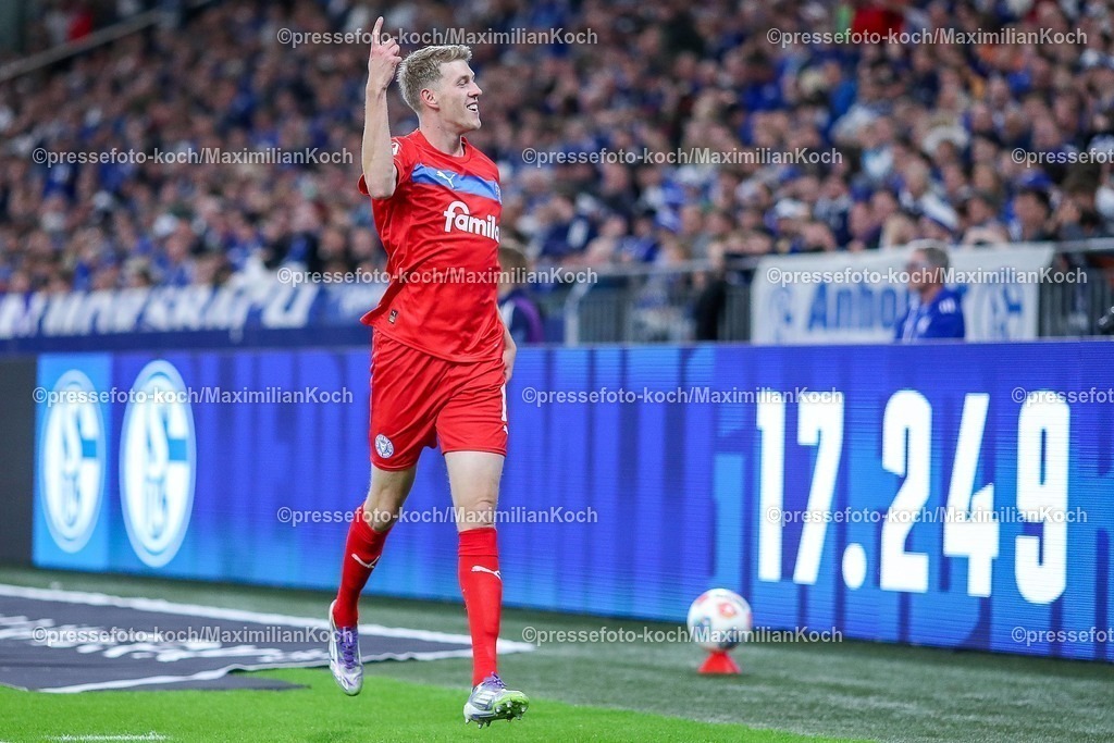 S0413092501039 | 13.09.2025, Fußball, FC Schalke 04 - Holstein Kiel, 5.Spieltag, 2. Fußball Bundesliga, Veltins-Arena Gelsenkirchen, Saison 2025 2026: Torjubel nach dem Tor zum 1:0 durch Torschütze Alexander Bernhardsson (Holstein Kiel #11)  zusammen mit  DFB regulations prohibit any use of photographs as image sequences and or quasi-video.