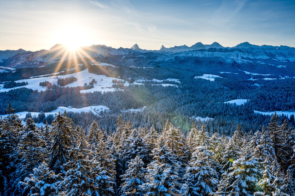 sunrise over the hills of Emmental and Bernese Alps in winter | Die ideale Geschenkidee für Naturliebhaber. Naturbilder von Marcel Gross Photography für ihr Zuhause in den verschiedensten Formaten und Materialien. - Realisiert mit Pictrs.com