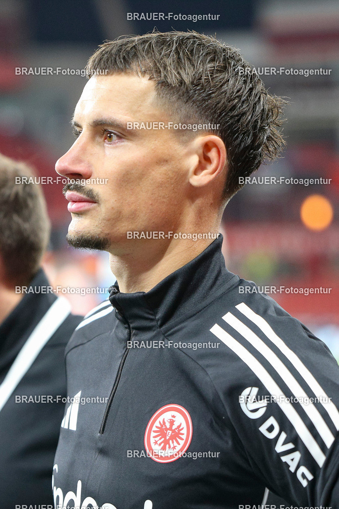 Bayer 04 Leverkusen vs Eintracht Frankfurt - Bundesliga  | Leverkusen, Deutschland, 12.09.25:   Robin Koch (Eintracht Frankfurt) schaut waehrend des Spiels der Bundesliga zwischen  Bayer 04 Leverkusen vs Eintracht Frankfurt in der BayArena(Foto von Brauer-Fotoagentur / Adrian Schlueter)