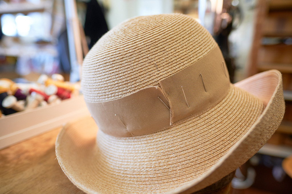 Mühlbauer Hutmanufaktur | WIen, Austria - March 04, 2020; Mühlbauer Hutmanufaktur; Hut auf dem Arbeitstisch liegend. - Realisiert mit Pictrs.com