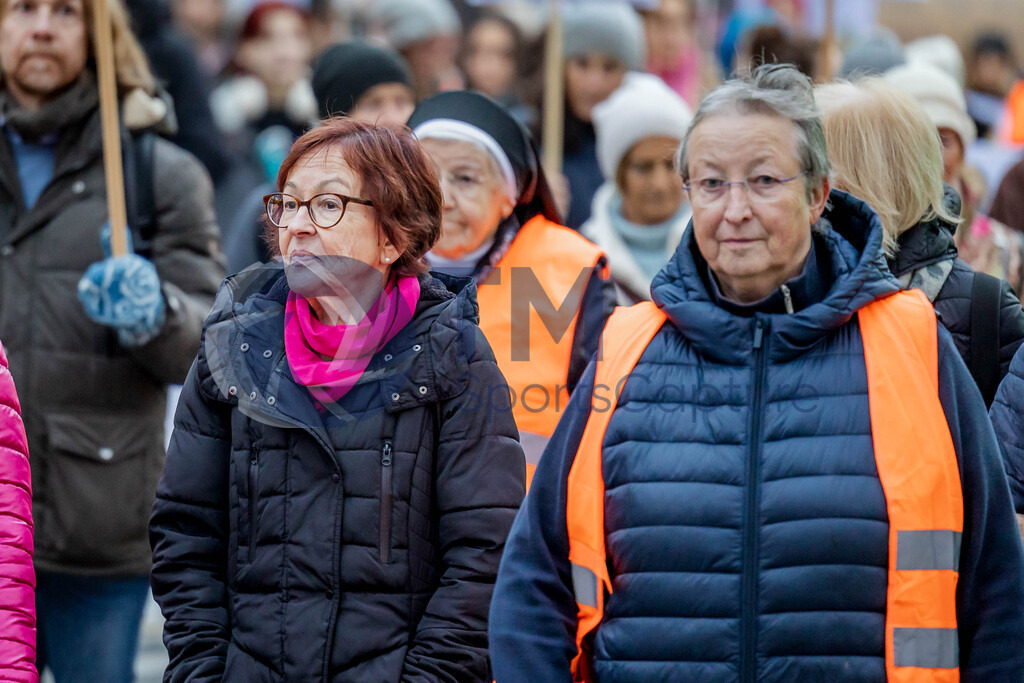 R06_2576 | 29.NOV.24-Protestmarsch gegen Gewalt-Copyright: Katholische Kirche Kärnten/Denk Dich Neu/Trainproduction/Matthias Trinkl