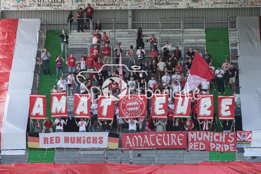 SpVgg Greuther Fürth II - FC Bayern Amateure | Die Fans der Bayern Amateure unterstuetzen ihr Team in Fuerth / Zuschauer / Ultras / Choreo / Choreographie