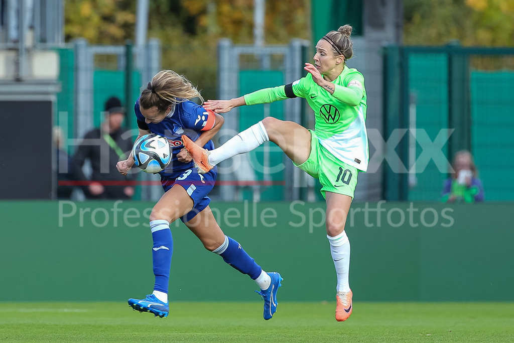 Fussball, Google Pixel Frauen-Bundesliga, VfL Wolfsburg - TSG 1899 Hoffenheim | v.li.: Fabienne Dongus (TSG 1899 Hoffenheim, 33) und Svenja Huth (VfL Wolfsburg, 10) im Zweikampf, Duell, Dynamik, Aktion, Action, Spielszene, DIE DFB-RICHTLINIEN UNTERSAGEN JEGLICHE NUTZUNG VON FOTOS ALS SEQUENZBILDER UND/ODER VIDEOÄHNLICHE FOTOSTRECKEN. DFB REGULATIONS PROHIBIT ANY USE OF PHOTOGRAPHS AS IMAGE SEQUENCES AND/OR QUASI-VIDEO.