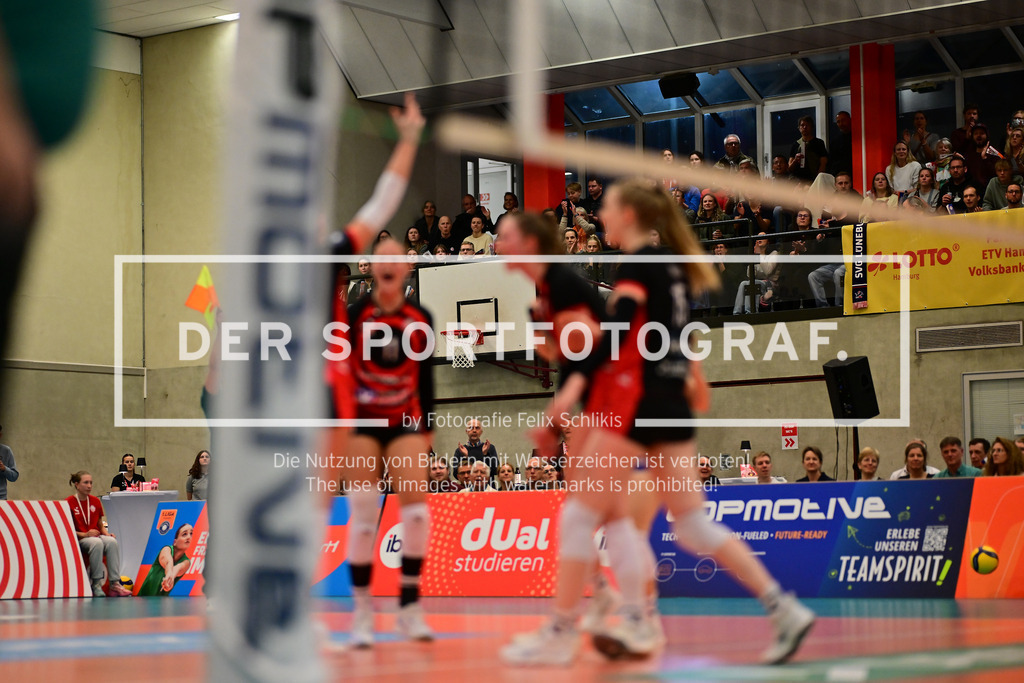 Volleyball I Frauen I Saison 2025-2026 I Bundesliga I 4. Spieltag I ETV Hamburger Volksbank Volleys - Ladies in Black Aachen I 05942 | Jubel, Begeisterung, Enthusiasmus, Euphorie, Freude, Glücksgefühl, Heiterkeit bei: ETV Hamburger Volksbank Volleys Frauen, im Hintergrund die Fans - Realisiert mit Pictrs.com