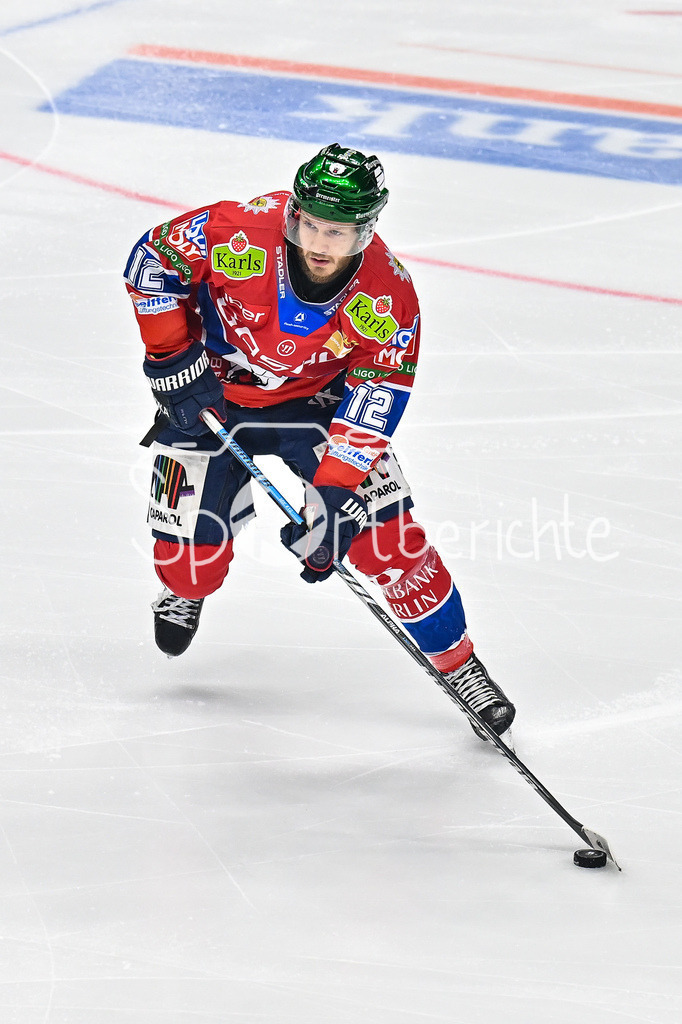 Eisbären Berlin - Augsburger Panther | BERLIN, GERMANY - 04. JANUARY: am PUck Eric MIK (Eisbären Berlin 12) / Einzelfoto / Freisteller während dem Match zwischen den Eisbären Berlin und den Augsburger Panthern am 36. Spieltag der Penny DEL in der UBER Arena