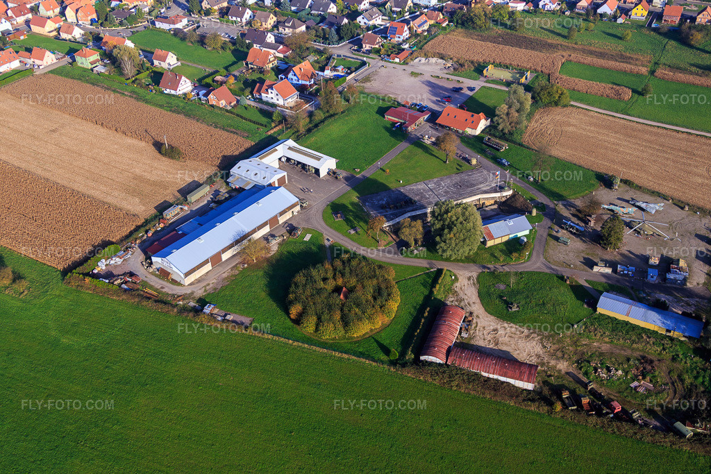 Aerial view: Military Museum Abri de Hatten in Hatten in the state Bas-Rhin, France. – Photo: IMG_075624.jpg taken on 11/01/2014 by Werner Riehm/FLY-FOTO.com – Resolution of the original: 5472 x 3648 px – Le musée de l'Abri