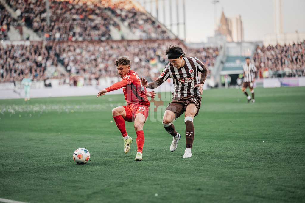 Fußball | Männer | Saison 2025/2026  | Fußball-Bundesliga | 27. Spieltag | FC St. Pauli vs. SC Freiburg | 22.04.2026 | v.l. Philipp Treu (#29, SC Freiburg) gegen Tomoya Ando (#15, FC St. Pauli)