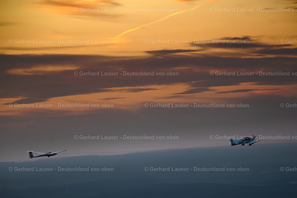 4042565 | Abendlicher Segelflugschlepp über Würzburg