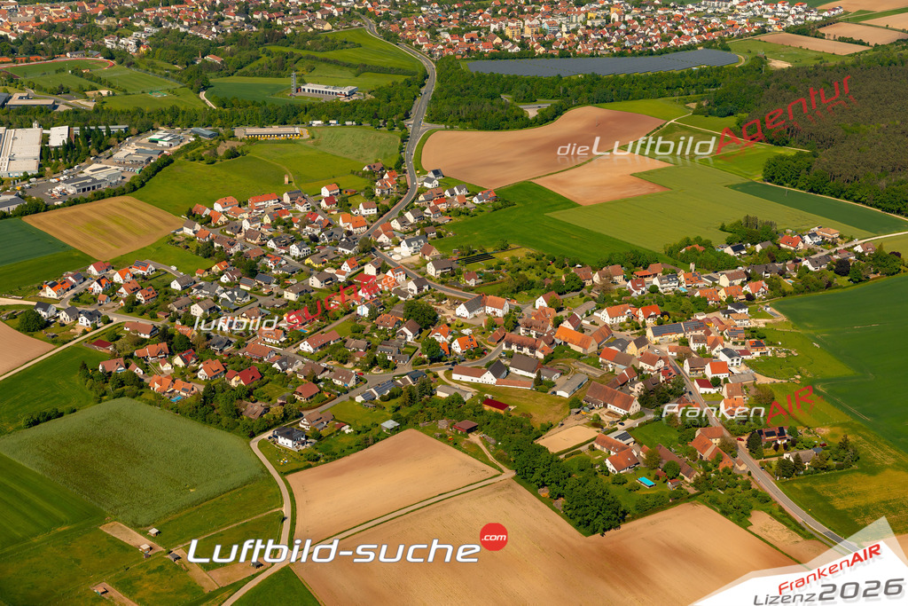 Das Luftbild zeigt : Burggrafenhof Langenzenn - Die Luftaufnahme wurde 2024 vom UL-Flugzeug aus erstellt ( keine Drohne ) - Hochauflösende Luftaufnahme - Für grossformatige Ausdrucke geeignet. Die Geschenkidee !Mit Lizenz und Bildrechte bestellbar