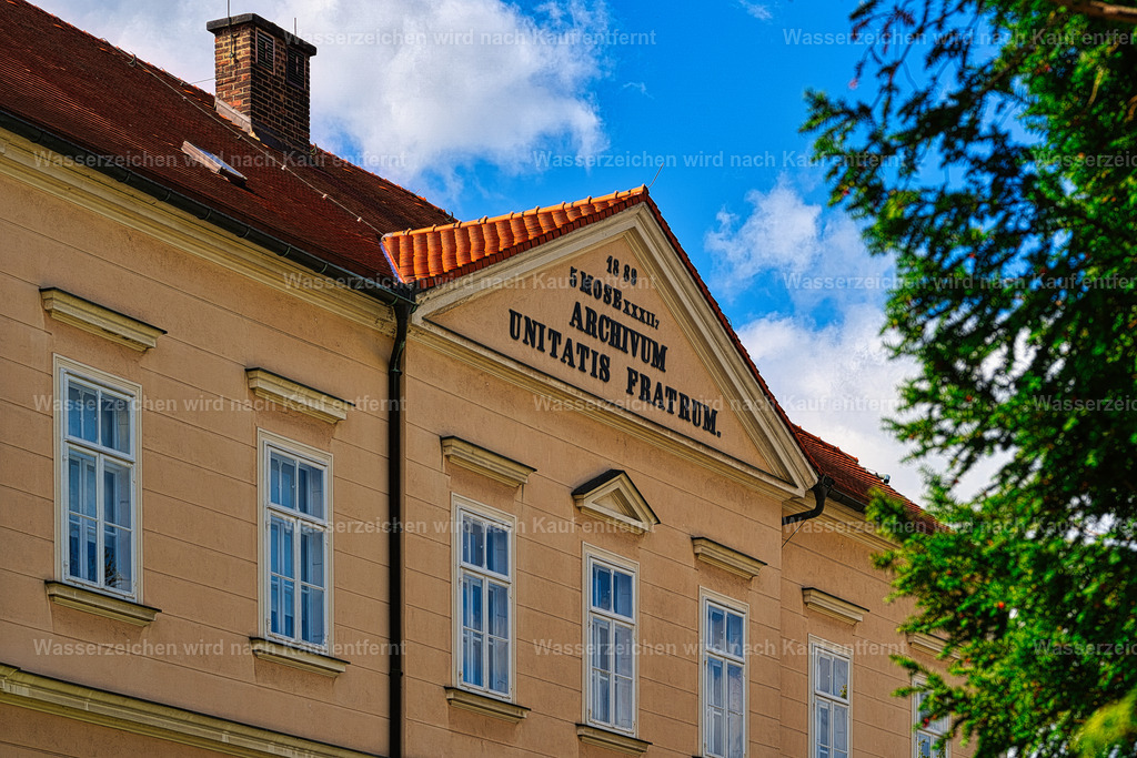 Herrnhut - Unitätsarchiv | Historische Fassade des Unitätsarchivs in Herrnhut – ein prägendes Gebäude der Stadt mit besonderer Bedeutung für die Geschichte der Herrnhuter Brüdergemeine - Realisiert mit Pictrs.com
