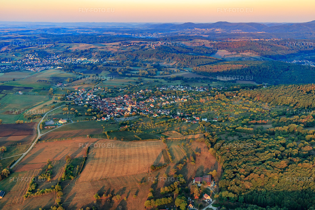 Vue aérienne: Vue de la ville depuis le nord-est à Gœrsdorf dans le département Bas Rhin, France.Photo: IMG_111618.jpg prise le 16/09/2018 par Werner Riehm/FLY-FOTO.euRésolution de l'original: 5404 x 3602 px