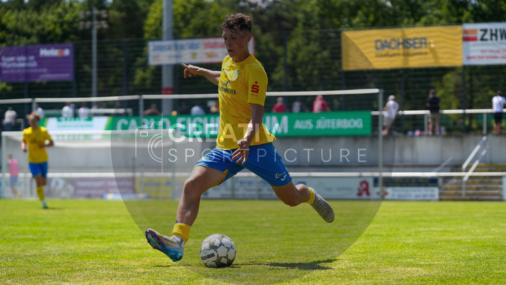 Fußball, Herren, Saison 2025/2026, 3. Luckenwalder Turmpokal, Werner-Seelenbinder-Stadion Luckenwalde, Spiel: FSV 63 Luckenwalde vs. F.C. Hansa Rostock U19,  | Fußball, Herren, Saison 2025/2026, 3. Luckenwalder Turmpokal, Werner-Seelenbinder-Stadion Luckenwalde, Spiel: FSV 63 Luckenwalde vs. F.C. Hansa Rostock U19, Im Bild: Len Neumann (Luckenwalde) - Realisiert mit Pictrs.com