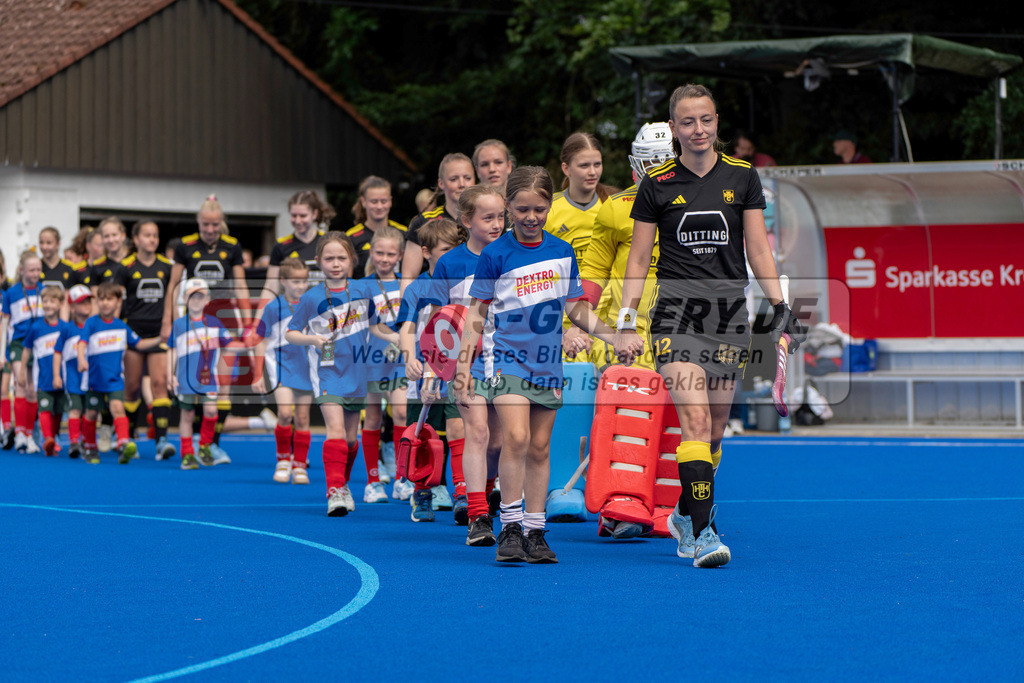 Final4_20250601-1034-HK108224 | Krefeld, Deutschland, 01.06.2025:  Feldhockey Final4 2025 – „Deutsche Feldhockey-Meisterschaften 2025“ Harvestehuder HTC - Düsseldorfer HC (Finale Damen) im Gerd-Wellen-Hockeyanlage am 01.06.2025 in Krefeld, Deutschland. (Foto von Kramhöller/Fehrmann/Kaste)Krefeld, Germany, 01.06.2025: Feldhockey Final4 2025 – „Deutsche Feldhockey-Meisterschaften 2025“ Harvestehuder HTC - Düsseldorfer HC (Finale Damen) in Gerd-Wellen-Hockeyanlage at 01.06.2025 in Krefeld, Deutschland. (Foto from Kramhöller/Fehrmann/Kaste)