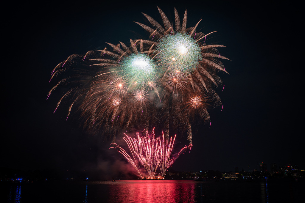 Kirschblütenfest 2026 - 6 | Feuerwerk beim jährlichen Kirschblütenfest auf der Außenalster. - Realisiert mit Pictrs.com