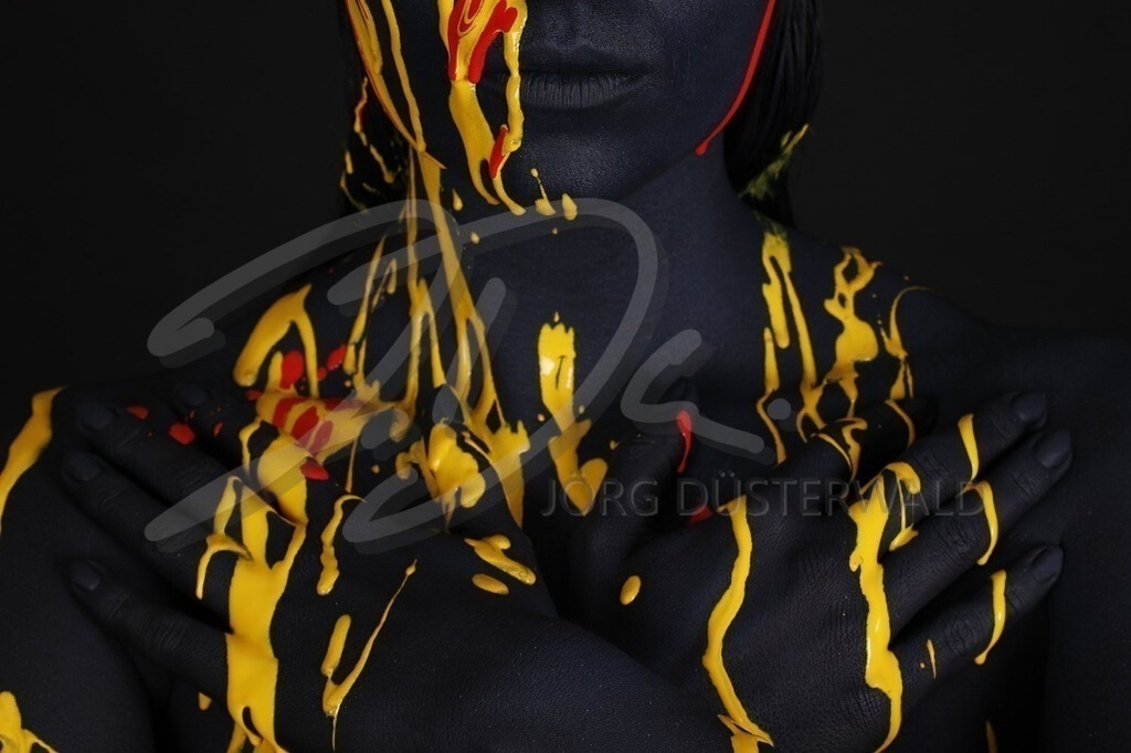 BodyArt-DARKBLUESPLASH_6524d | #001 | Modell: Sonia | Foto: Tschiponnique Skupin - Realisiert mit Pictrs.com