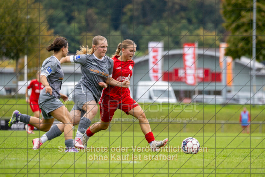 20251004_143701_0436 | #,1.FC Donzdorf (rot) vs. FC Freiburg-St. Georgen (grau), Fussball, EnBW-Oberliga B -Juniorinnen, 04. Spieltag, Saison 2025/2026, Rasenplatz, Lautertal Stadion, Süßener Straße 16, 73072 Donzdorf, 04.10.2025 - 14:00 Uhr,Foto: PhotoPeet-Sportfotografie/Peter Harich