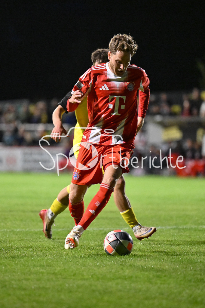 DJK Vilzing - FC Bayern Amateure | am Ball Benno SCHMITZ (FC Bayern Muenchen II 6) / Regionalliga Bayern: DJK Vilzing - FC Bayern Amateure; Manfred-Zollner Stadion am 23.09.2025